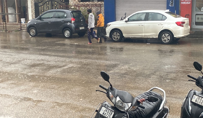 Rain in Jammu, Snow in valley